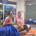 ভাড়া নিয়ে বাকবিতণ্ডা, তাকওয়া পরিবহনের হেলপার-কন্টাকটরের হামলায় যাত্রীর মৃত্যু প্রাণ গেল ইলিয়াসের, এক আসামি গ্রেফতার শাকিল হোসেন,কালিয়াকৈর (গাজীপুর)প্রতিনিধি: গাজীপুরের কালিয়াকৈর উপজেলার নিচন্তপুর দোকানপাড় এলাকায় তাকওয়া পরিবহনের হেলপার ও কন্টাকটরের হামলায় প্রাণ হারিয়েছেন এক যাত্রী। নিহত যাত্রীর নাম মোঃ ইলিয়াস হায়দার শেখ (৪৫)। তার গ্রাম: দশদ্রোন, উপজেলা: তাড়াইল-এর বাসিন্দা। স্থানীয় সূত্রে জানা যায়, সোমবার রাত আনুমানিক সাড়ে ১১টার দিকে ইলিয়াস হায়দার গাজীপুর চৌরাস্তা থেকে তাকওয়া পরিবহনের ৩৯৩ নম্বর বাসে ওঠেন। বাসটি নিচন্তপুর দোকানপাড় এলাকায় পৌঁছালে ভাড়া নিয়ে যাত্রীর সঙ্গে কন্টাকটরদের কথা কাটাকাটি শুরু হয়। এক পর্যায়ে কন্টাকটর মিলন, হেলপার তুফান (পিতা: মোঃ মোস্তফা, জেলা রাজশাহী, বর্তমান ঠিকানা: কালামপুর) এবং ড্রাইভার আলামিন মিলে ইলিয়াস হায়দারকে বেধড়ক মারধর করে বাস থেকে নিচে ফেলে দেয়। গুরুতর আহত অবস্থায় স্থানীয়রা তাঁকে উদ্ধার করে সফিপুর মডার্ন হাসপাতালে নিয়ে যান। সেখানে কর্তব্যরত চিকিৎসক তাঁকে মৃত ঘোষণা করেন। খবর পেয়ে নাওজোর হাইওয়ে থানার এ.এস.আই রাসেল দ্রুত ঘটনাস্থলে পৌঁছে অভিযান চালিয়ে এক আসামিকে গ্রেফতার করেন। তবে কন্টাকটর মিলন ও ড্রাইভার আলামিন এখনো পলাতক রয়েছে বলে পুলিশ জানিয়েছে। এ ঘটনায় জড়িত বাসটির মালিকের নাম আলমগীর বলে নিশ্চিত করেছে স্থানীয় সূত্র। নিহতের পরিবার ও এলাকাবাসীর দাবি, ভাড়ার মতো তুচ্ছ বিষয় নিয়ে এমন নৃশংস হত্যাকাণ্ড কোনোভাবেই মেনে নেওয়া যায় না। তারা ঘাতকদের দ্রুত গ্রেফতার ও দৃষ্টান্তমূলক শাস্তির জোর দাবি জানিয়েছেন। পুলিশ জানিয়েছে, ঘটনাটি তদন্তাধীন রয়েছে এবং দোষীদের আইনের আওতায় আনতে অভিযান অব্যাহত আছে।