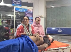 ভাড়া নিয়ে বাকবিতণ্ডা, তাকওয়া পরিবহনের হেলপার-কন্টাকটরের হামলায় যাত্রীর মৃত্যু প্রাণ গেল ইলিয়াসের, এক আসামি গ্রেফতার শাকিল হোসেন,কালিয়াকৈর (গাজীপুর)প্রতিনিধি: গাজীপুরের কালিয়াকৈর উপজেলার নিচন্তপুর দোকানপাড় এলাকায় তাকওয়া পরিবহনের হেলপার ও কন্টাকটরের হামলায় প্রাণ হারিয়েছেন এক যাত্রী। নিহত যাত্রীর নাম মোঃ ইলিয়াস হায়দার শেখ (৪৫)। তার গ্রাম: দশদ্রোন, উপজেলা: তাড়াইল-এর বাসিন্দা। স্থানীয় সূত্রে জানা যায়, সোমবার রাত আনুমানিক সাড়ে ১১টার দিকে ইলিয়াস হায়দার গাজীপুর চৌরাস্তা থেকে তাকওয়া পরিবহনের ৩৯৩ নম্বর বাসে ওঠেন। বাসটি নিচন্তপুর দোকানপাড় এলাকায় পৌঁছালে ভাড়া নিয়ে যাত্রীর সঙ্গে কন্টাকটরদের কথা কাটাকাটি শুরু হয়। এক পর্যায়ে কন্টাকটর মিলন, হেলপার তুফান (পিতা: মোঃ মোস্তফা, জেলা রাজশাহী, বর্তমান ঠিকানা: কালামপুর) এবং ড্রাইভার আলামিন মিলে ইলিয়াস হায়দারকে বেধড়ক মারধর করে বাস থেকে নিচে ফেলে দেয়। গুরুতর আহত অবস্থায় স্থানীয়রা তাঁকে উদ্ধার করে সফিপুর মডার্ন হাসপাতালে নিয়ে যান। সেখানে কর্তব্যরত চিকিৎসক তাঁকে মৃত ঘোষণা করেন। খবর পেয়ে নাওজোর হাইওয়ে থানার এ.এস.আই রাসেল দ্রুত ঘটনাস্থলে পৌঁছে অভিযান চালিয়ে এক আসামিকে গ্রেফতার করেন। তবে কন্টাকটর মিলন ও ড্রাইভার আলামিন এখনো পলাতক রয়েছে বলে পুলিশ জানিয়েছে। এ ঘটনায় জড়িত বাসটির মালিকের নাম আলমগীর বলে নিশ্চিত করেছে স্থানীয় সূত্র। নিহতের পরিবার ও এলাকাবাসীর দাবি, ভাড়ার মতো তুচ্ছ বিষয় নিয়ে এমন নৃশংস হত্যাকাণ্ড কোনোভাবেই মেনে নেওয়া যায় না। তারা ঘাতকদের দ্রুত গ্রেফতার ও দৃষ্টান্তমূলক শাস্তির জোর দাবি জানিয়েছেন। পুলিশ জানিয়েছে, ঘটনাটি তদন্তাধীন রয়েছে এবং দোষীদের আইনের আওতায় আনতে অভিযান অব্যাহত আছে।